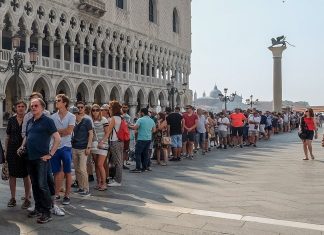 Italy tourism minister attacks plans for Venice day-trippers charge